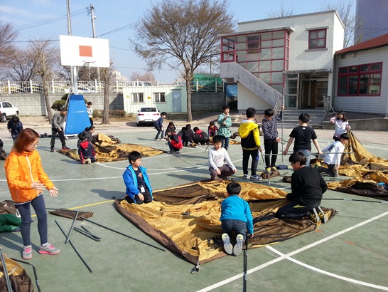 봄부터 준비한 텐트치기 연습장면